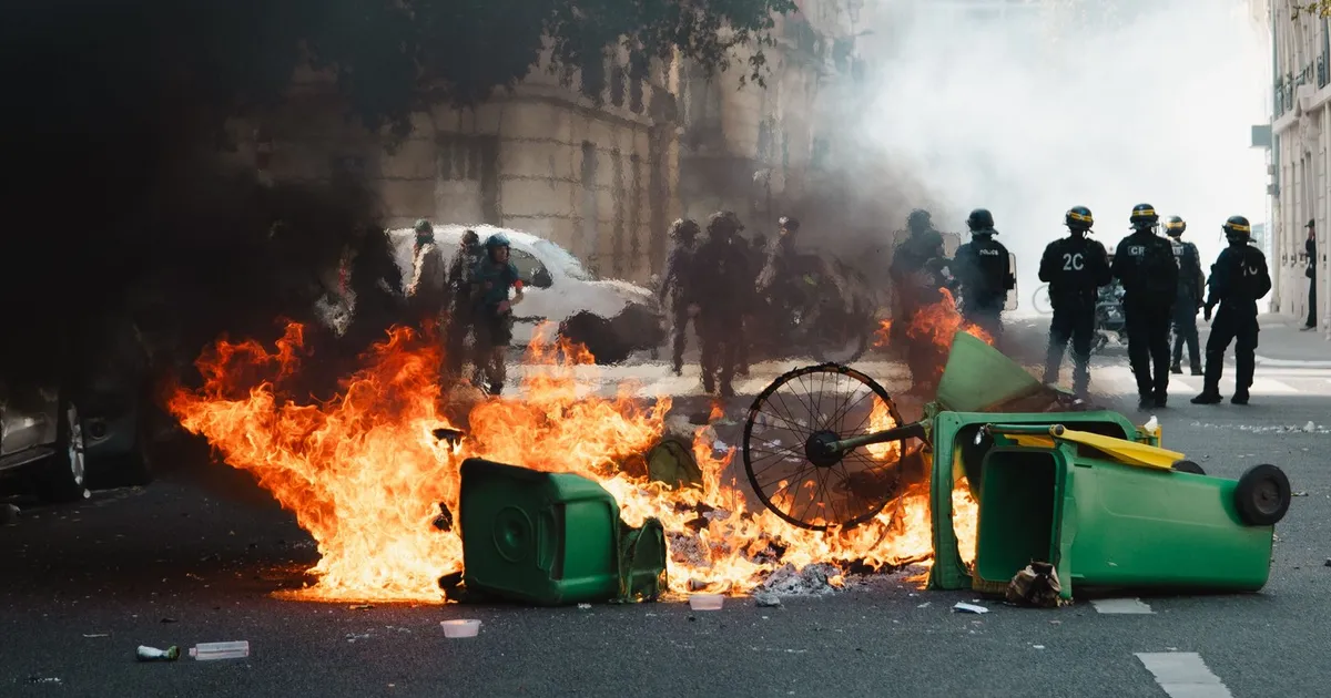 Violențe și distrugeri masive în Franța în urma protestelor elevilor și studenților împotriva subfinanțării școlilor