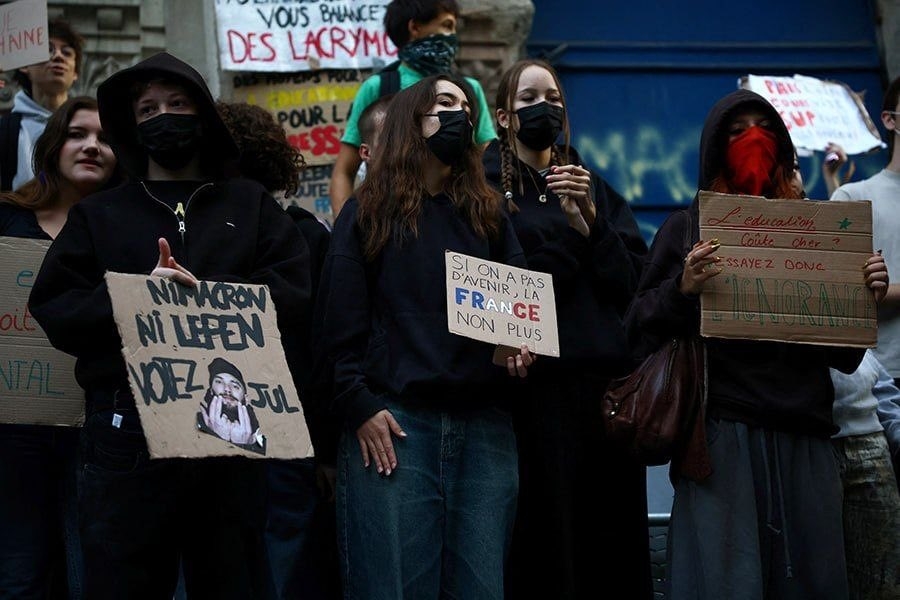 Protestele elevilor din Franța devin violente, șeful poliției din Paris cere intervenția părinților