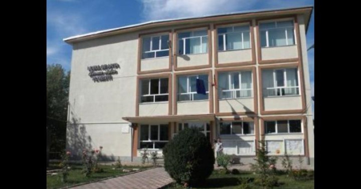 Scandal în curtea unui colegiu din Ploiești: un tată a fost încătușat după un accident auto