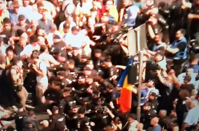 Incidente în Piața Victoriei: Jandarmerii au folosit substanțe iritante după ce protestatarii au forțat cordoanele