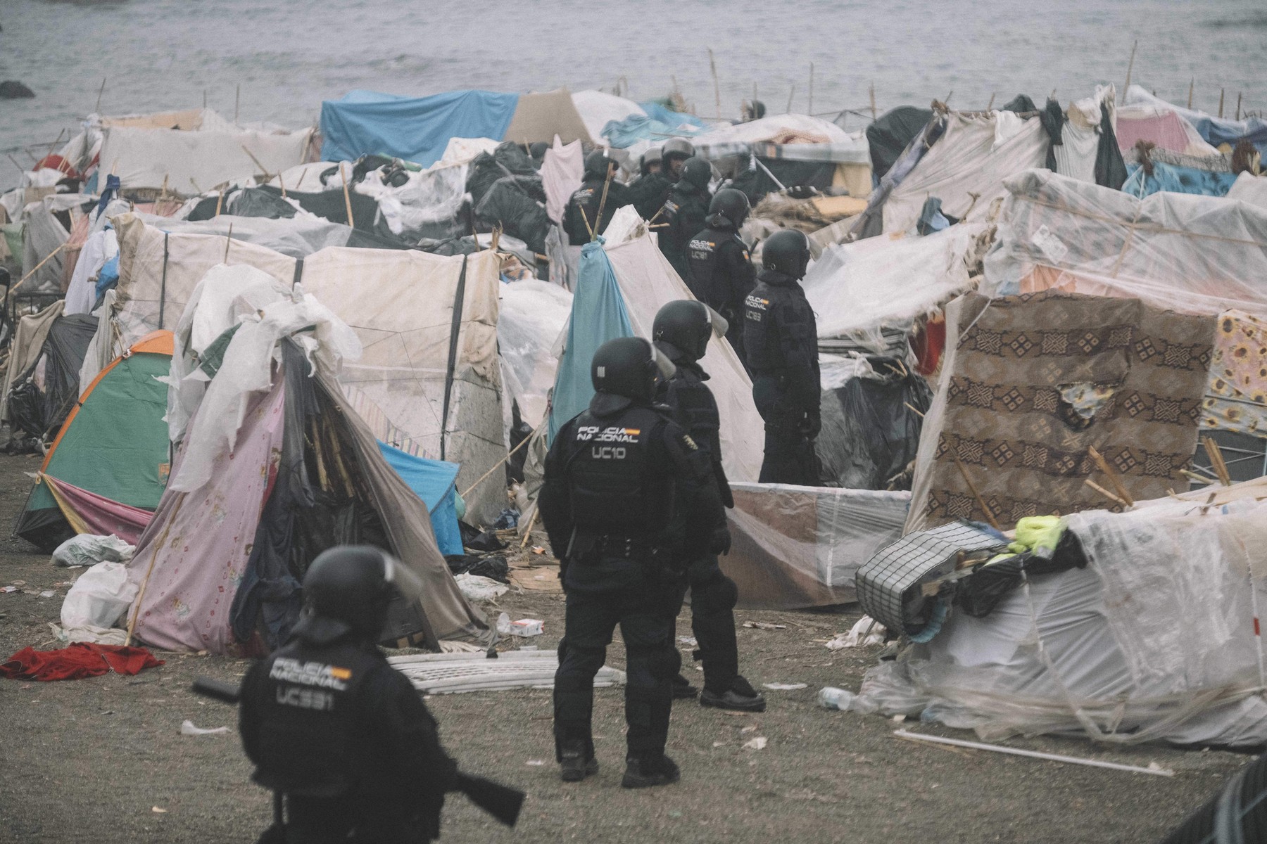 Poliția spaniolă a evacuat o tabără de migranți din Ceuta înainte de vizita familiei regale
