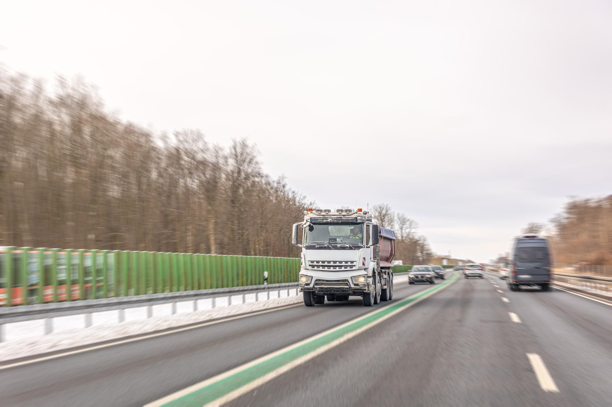 Transporturi agabaritice masive pe drumurile din România: nouă vehicule de până la 130 de tone