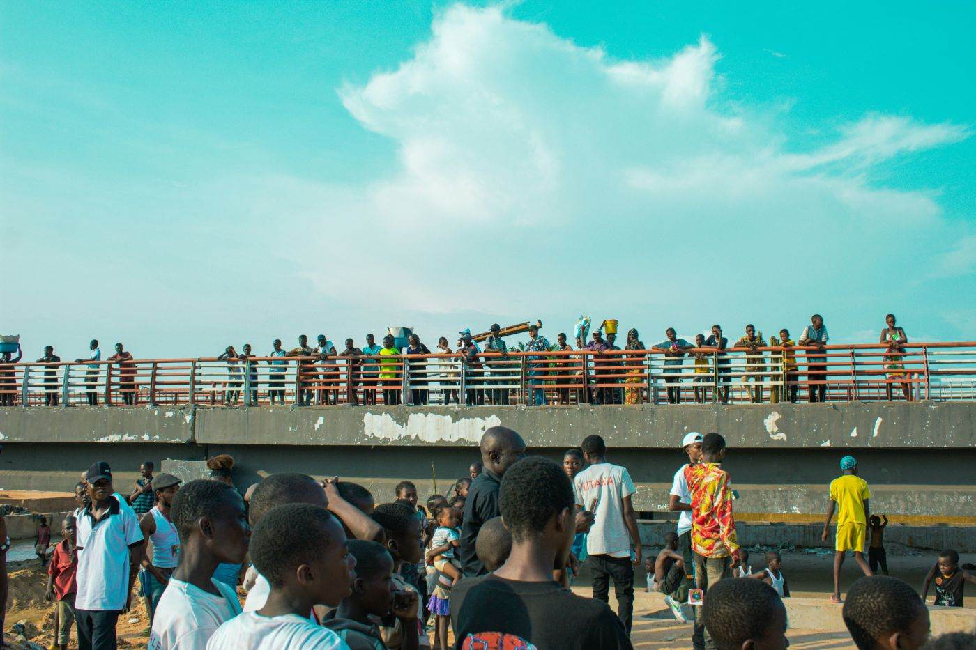 Poliția spaniolă a evacuat o tabără de migranți de pe plaja din Ceuta înainte de vizita regală