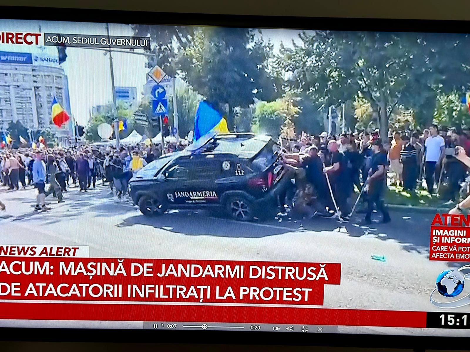 Incidente violente în Piața Victoriei: protestatarii au rupt cordonul jandarmilor și au distrus un vehicul