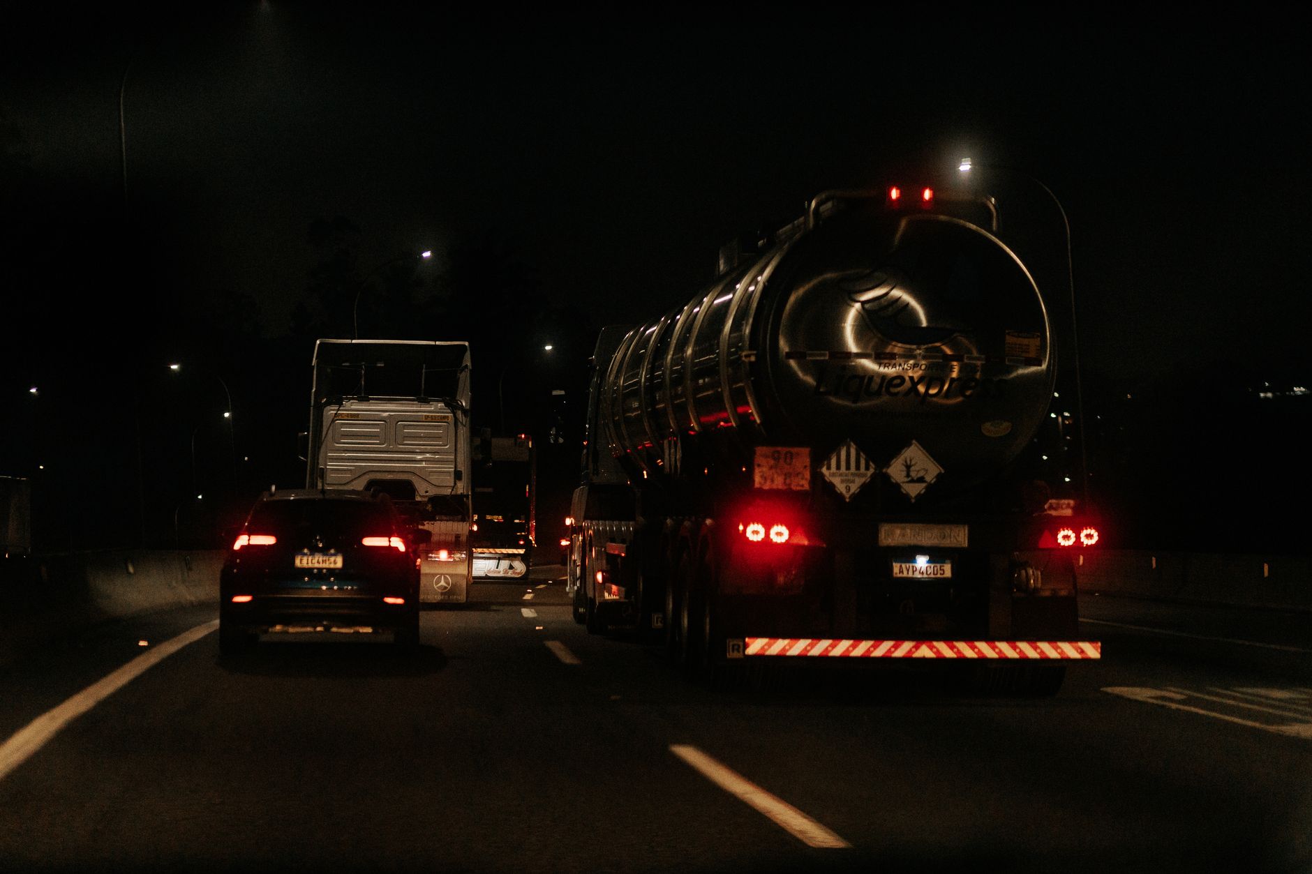 Un camion frigorific încărcat cu carne s-a răsturnat pe DN 15, în județul Harghita