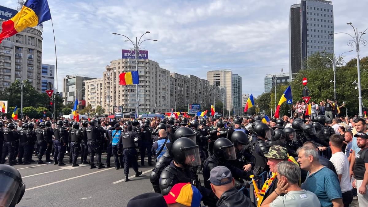 Consecințe juridice pentru manifestanții care au aruncat cu borduri și garduri în Piața Victoriei