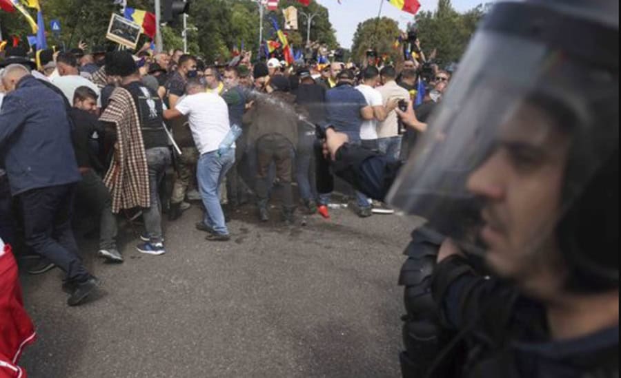 Protestul fermierilor din Piața Victoriei a devenit violent: ciocniri cu jandarmeria și blocaje de trafic