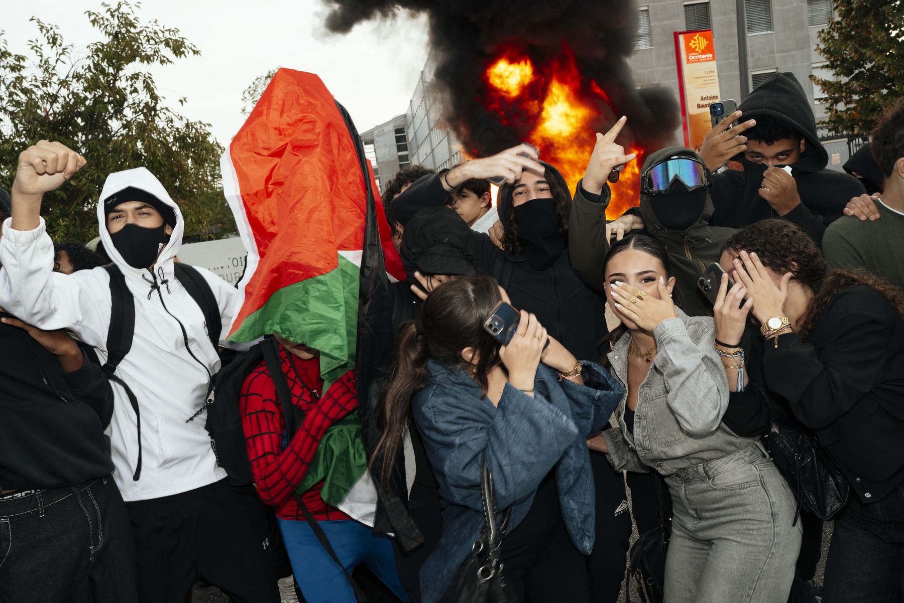 Incident grav în Franța: Un adolescent de 15 ani și-a pierdut mâna în timpul protestelor elevilor
