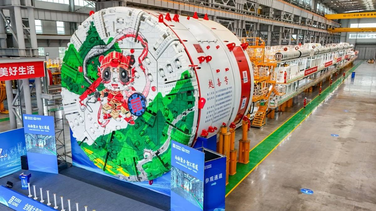 China construiește cea mai mare mașină de forat din lume pentru un tunel de 18,4 km