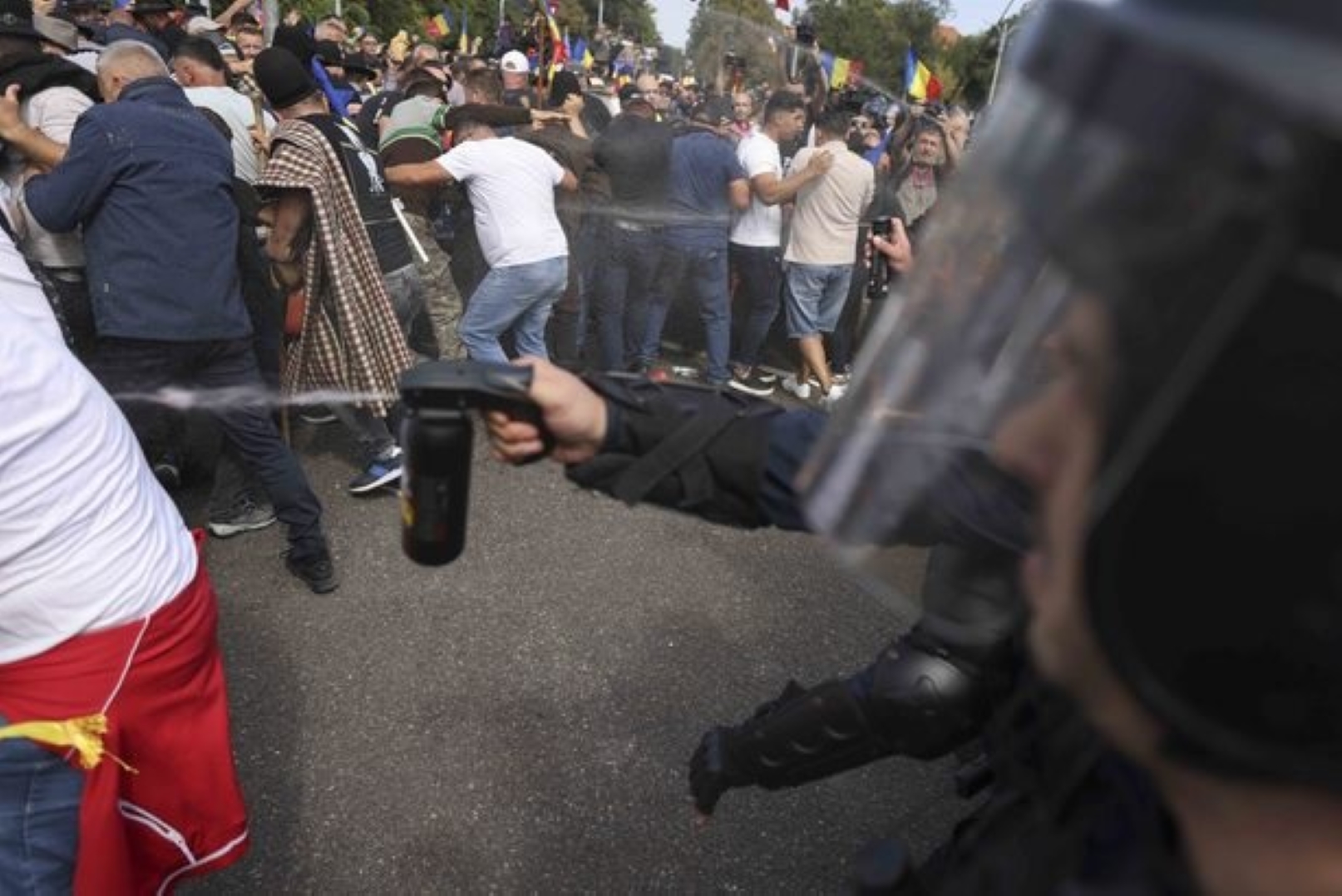 Nicușor Dan condamnă transformarea protestului fermierilor în lupte de stradă în Piața Victoriei