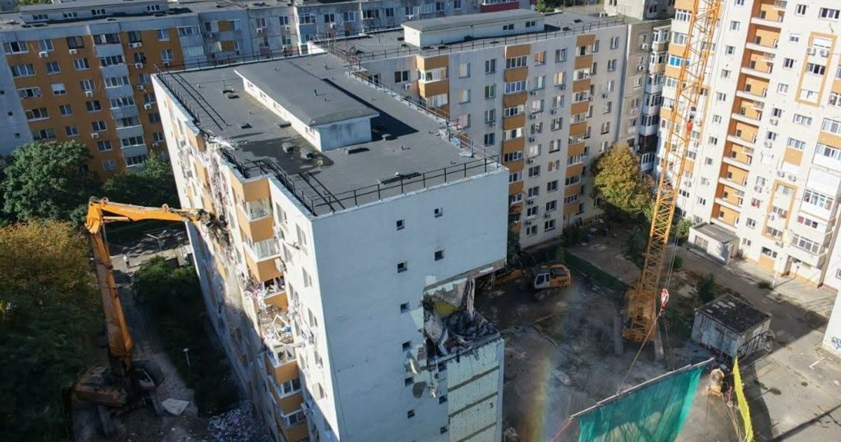Demolarea controlată a etajelor superioare ale blocului afectat de explozia din Rahova a început