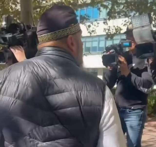 Un bărbat de 50 de ani a fost dus la poliție după ce a lovit doi cameramani în fața sediului DIICOT