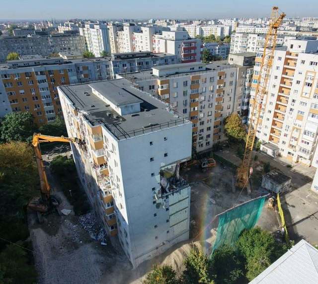 Demolarea controlată a etajelor superioare la blocul din Rahova a început oficial