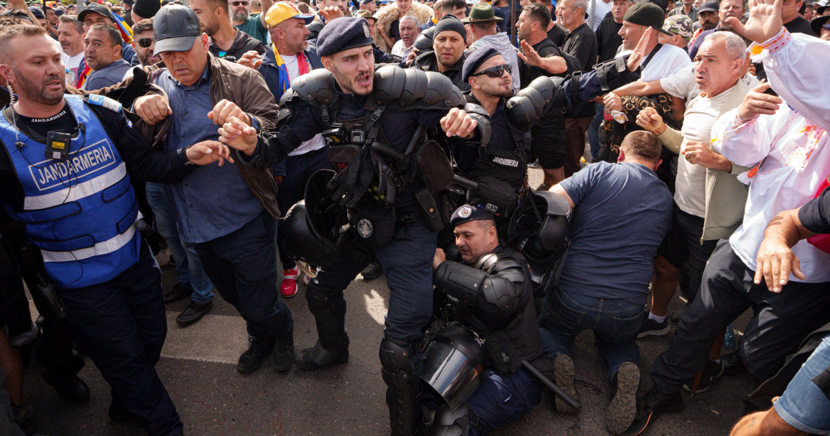 Climă de violență în Piața Victoriei: manifestația oierilor a degenerat în confruntări cu jandarmeria