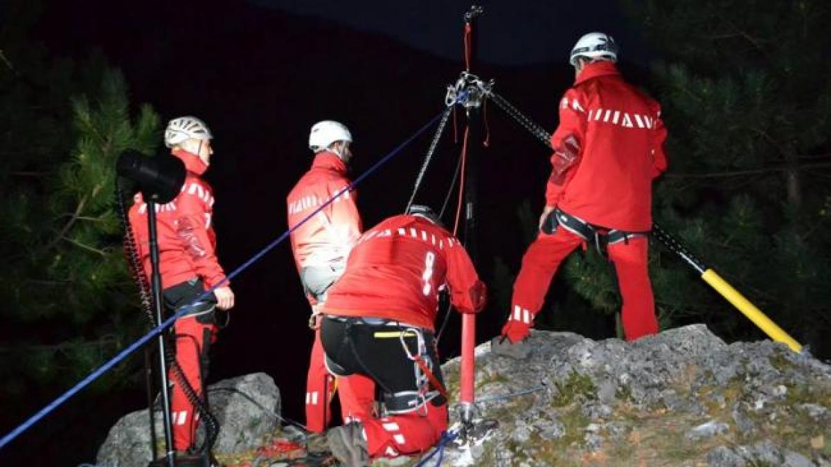 Cinci turiști, dintre care doi minori, s-au rătăcit noaptea în Munții Retezat
