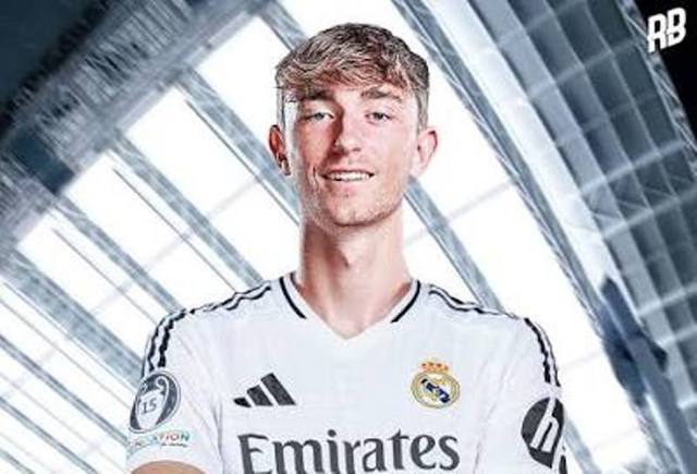 Controversă la Real Madrid: Fotografie cu Dean Huijsen folosind telefonul în timp ce conduce