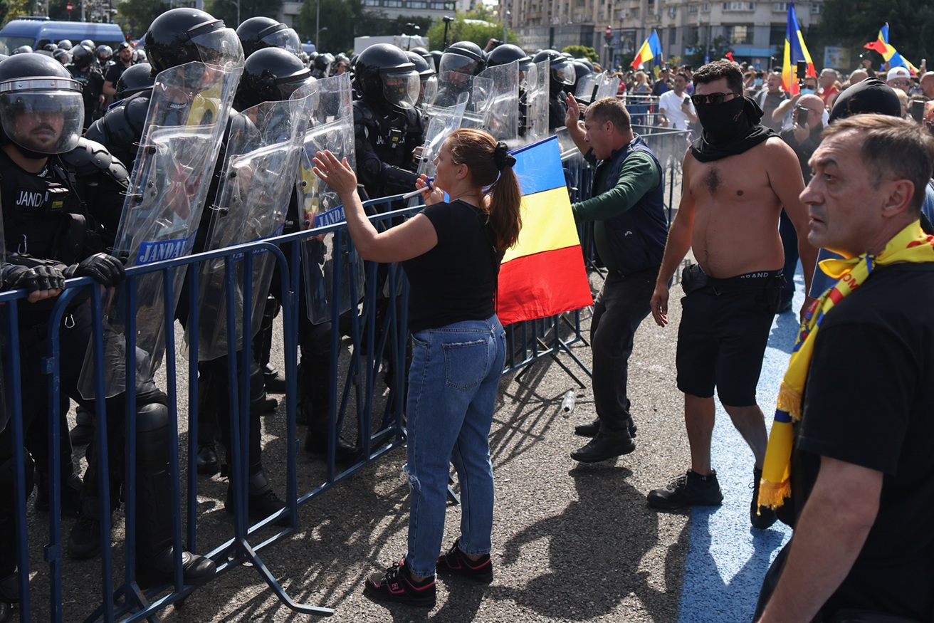 Protestul crescătorilor de ovine din Piața Victoriei a degenerat în confruntări cu forțele de ordine