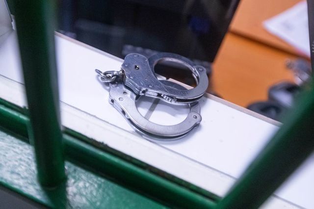 Un tânăr de 24 de ani a fost arestat după o noapte de agresiuni și accidente în Argeș