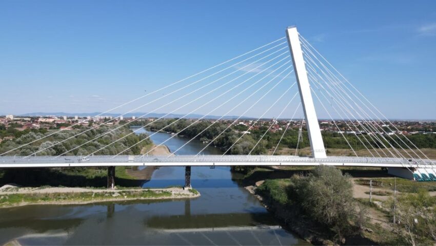 Probleme la noul pod hobanat din Arad: stratul de tartan de pe trotuare și pista de biciclete s-a desprins