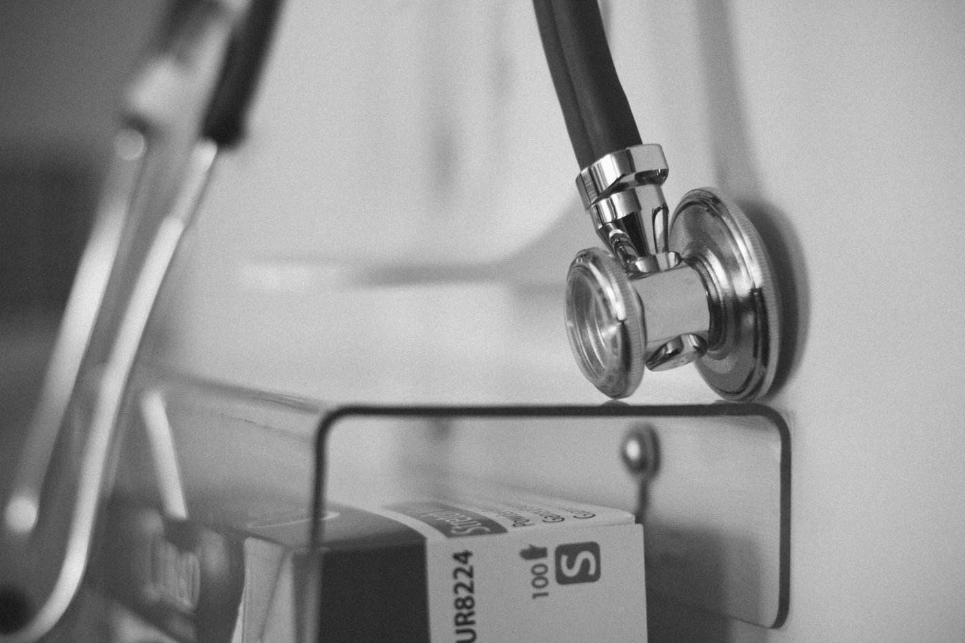 Marea Britanie va implementa monitorizarea continuă a dispozitivelor medicale bazate pe inteligență artificială
