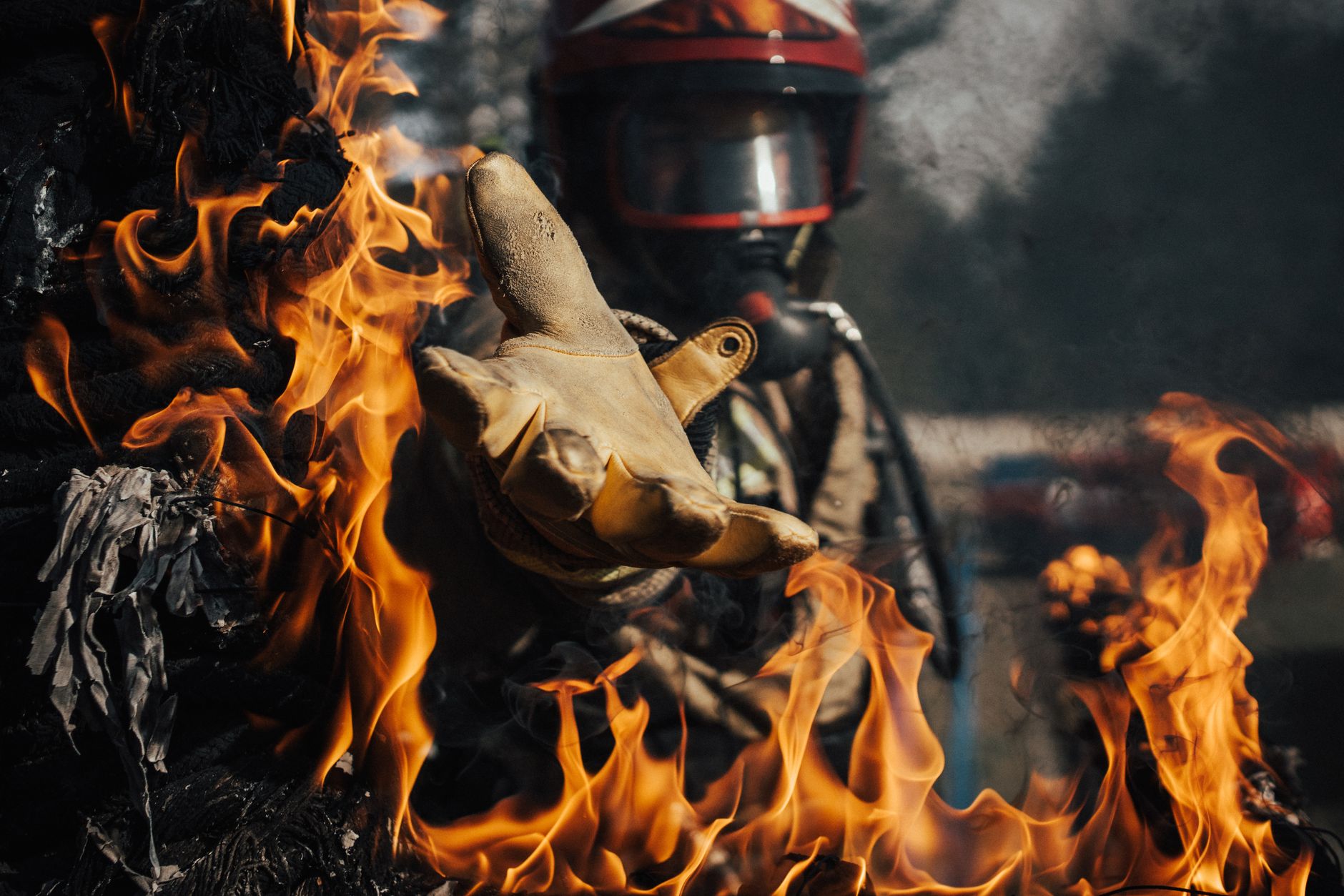 Incendiu violent pe malul Dunării în Giurgiu: o navă dezafectată a luat foc lângă recipiente cu gaze
