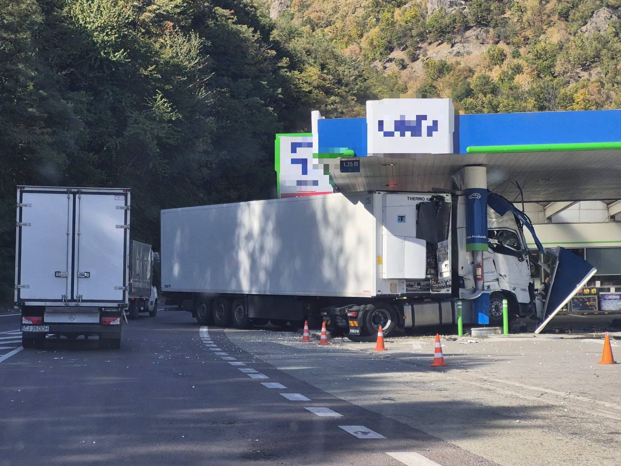 Accident grav pe Valea Oltului: Un TIR a distrus pompele unei benzinării, au fost raportate scurgeri mari de combustibil