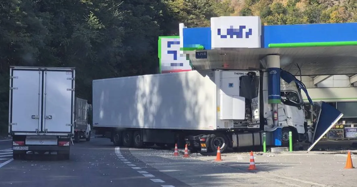 Accident grav pe Valea Oltului: Un camion a lovit pompele unei benzinării de pe DN 7