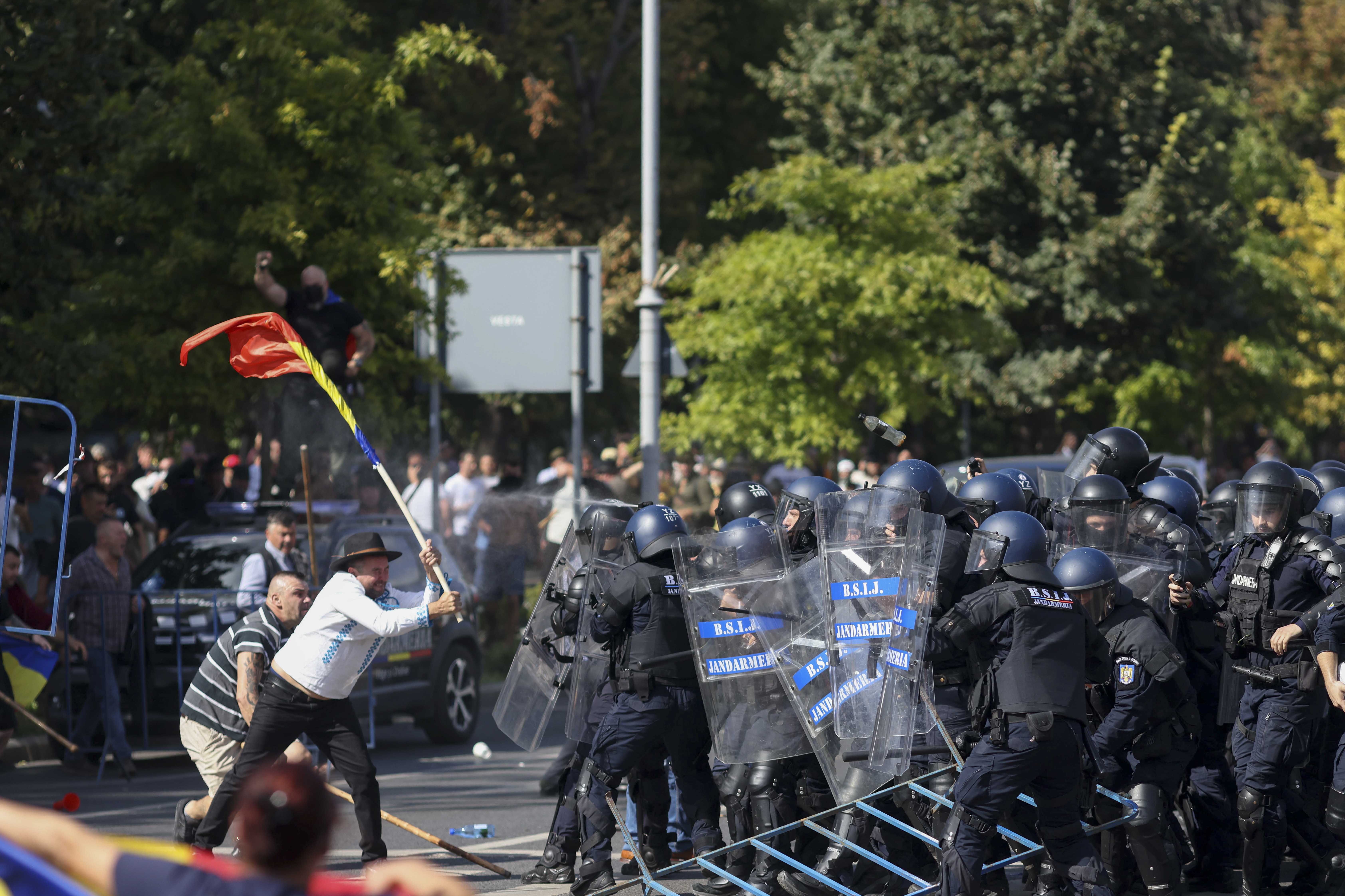 Violențe în Piața Victoriei: Impactul manifestațiilor și riscul de haos social în România