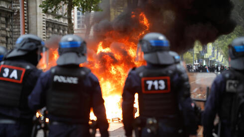 Proteste masive în Franța: ciocniri violente între poliție și elevi, mii de arestări și gaze lacrimogene