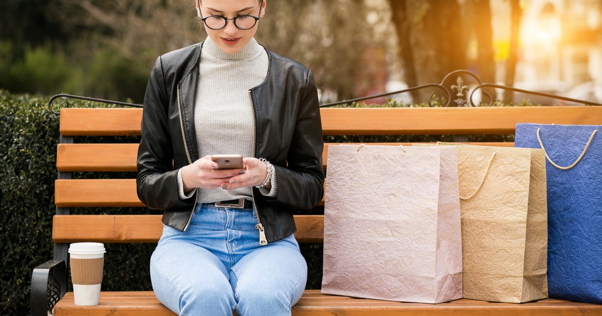 Analiză: Magazine online trimit date despre cumpărături către Facebook și TikTok fără acordul utilizatorilor
