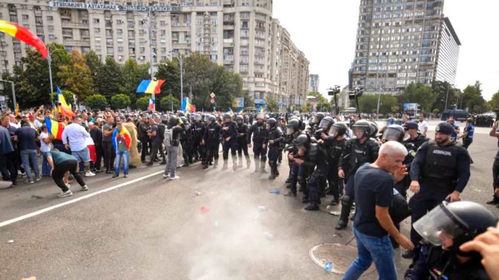 Manifestații violente în Piața Victoriei: Două autospeciale ale Jandarmeriei au fost vandalizate