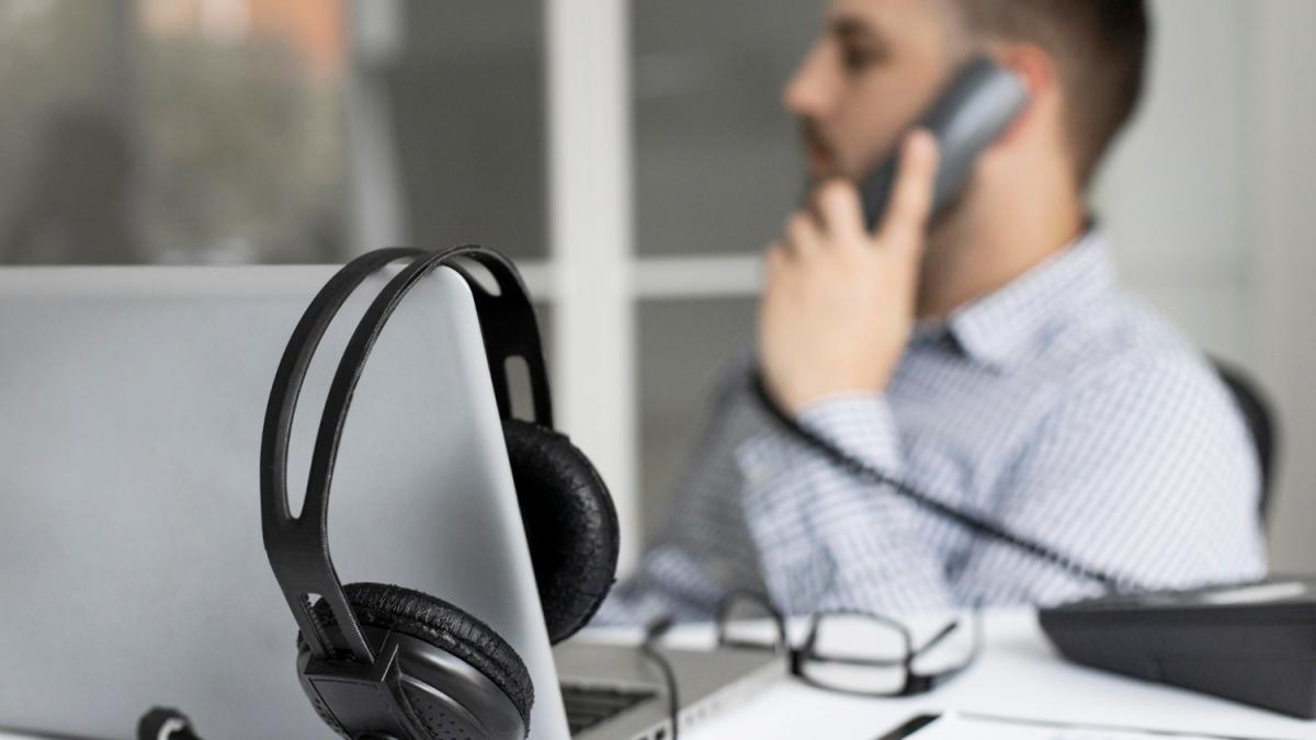 Modus operandi prin care angajații magazinelor erau păcăliți prin telefon. 24 de percheziții în opt județe