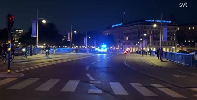 Un bărbat înarmat a fost rănit de poliție în fața palatului regal din Stockholm