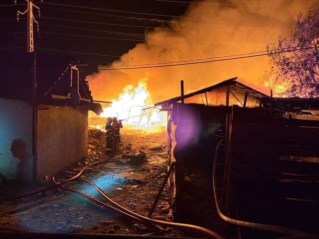 Incendiu de amploare în zona Craica din Baia Mare: mai multe locuințe improvizate sunt în flăcări