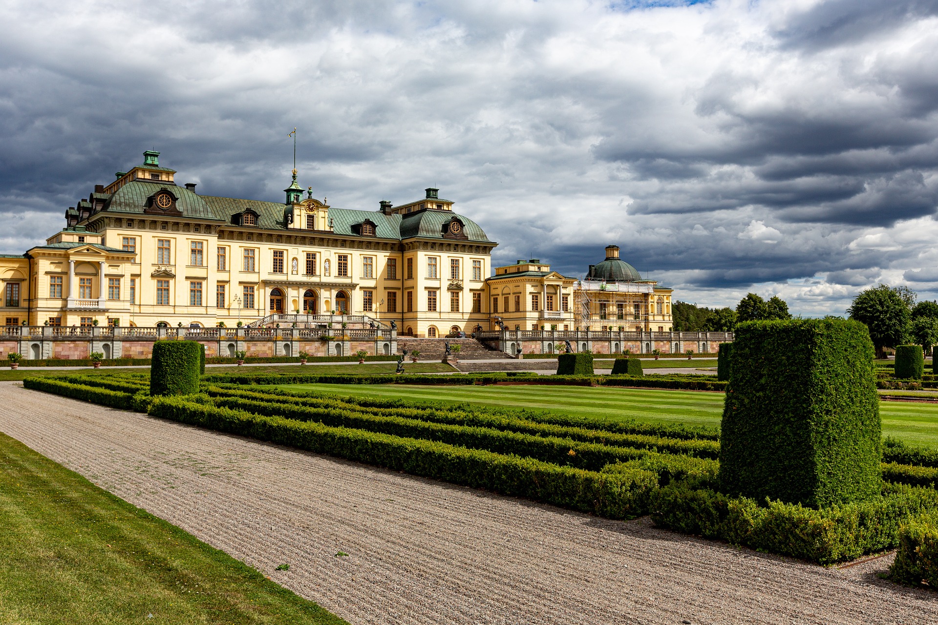 Incident violent în fața Palatului Regal din Stockholm: un bărbat a fost împușcat de poliție