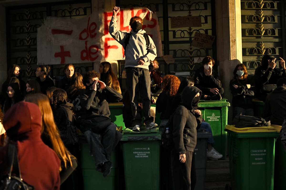 Guvernul francez solicită liceenilor care participă la proteste să revină la ore