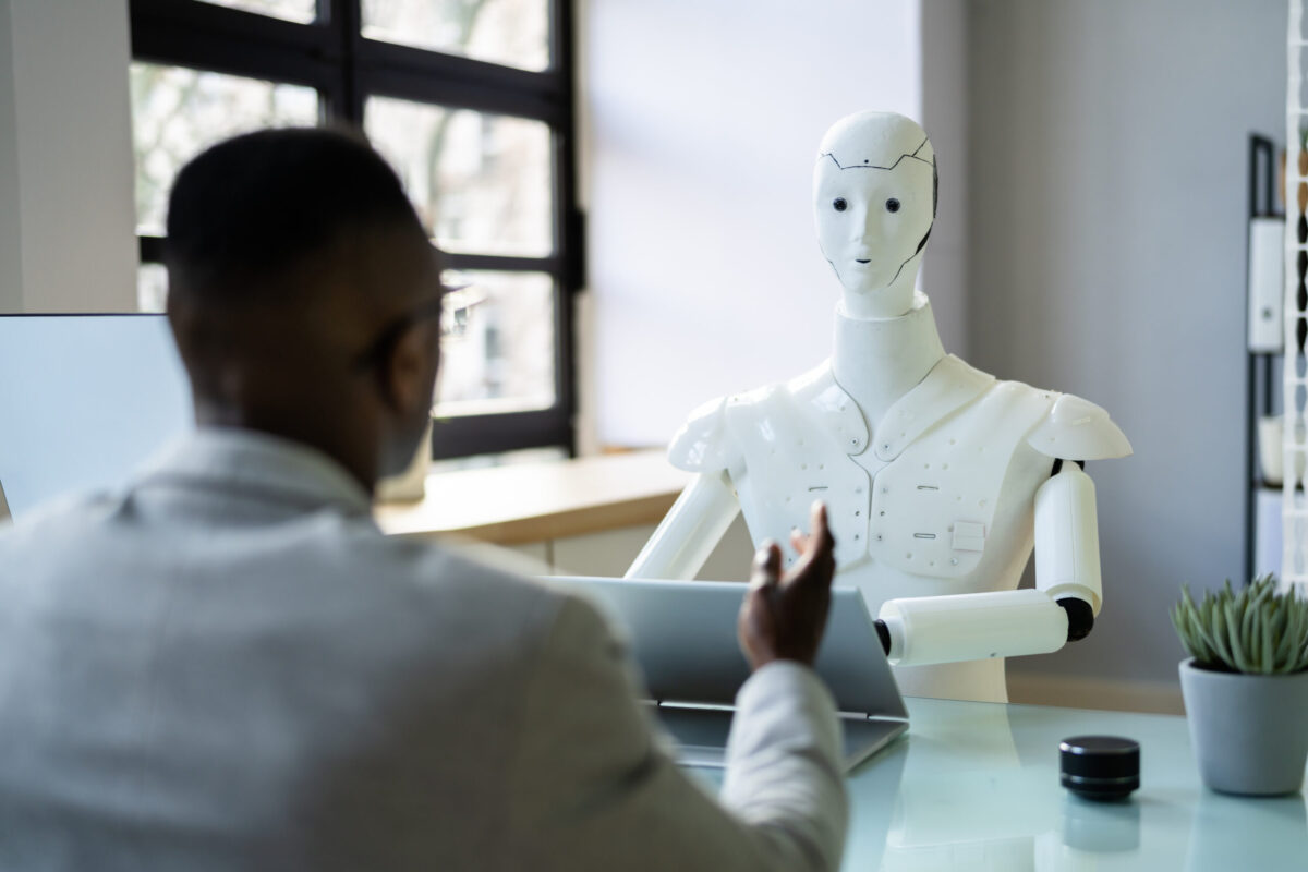 Studiu MKOR: 22% dintre angajații din România aleg inteligența artificială înaintea colegilor pentru soluții