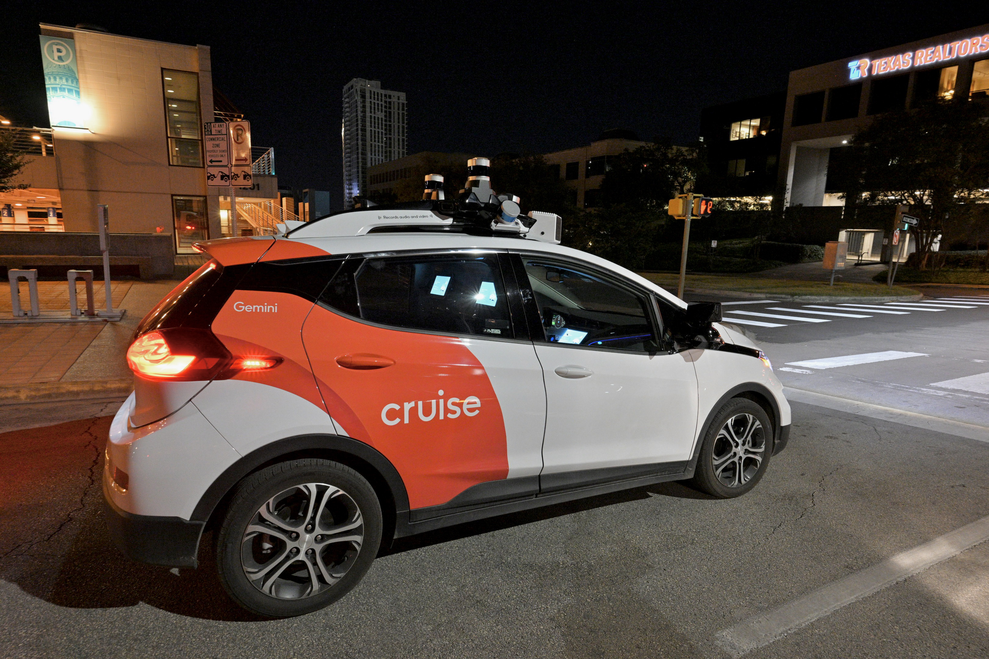 Tesla exercită presiuni pentru aprobarea sistemului Full Self-Driving în Europa, în timp ce cercetătorii contestă datele