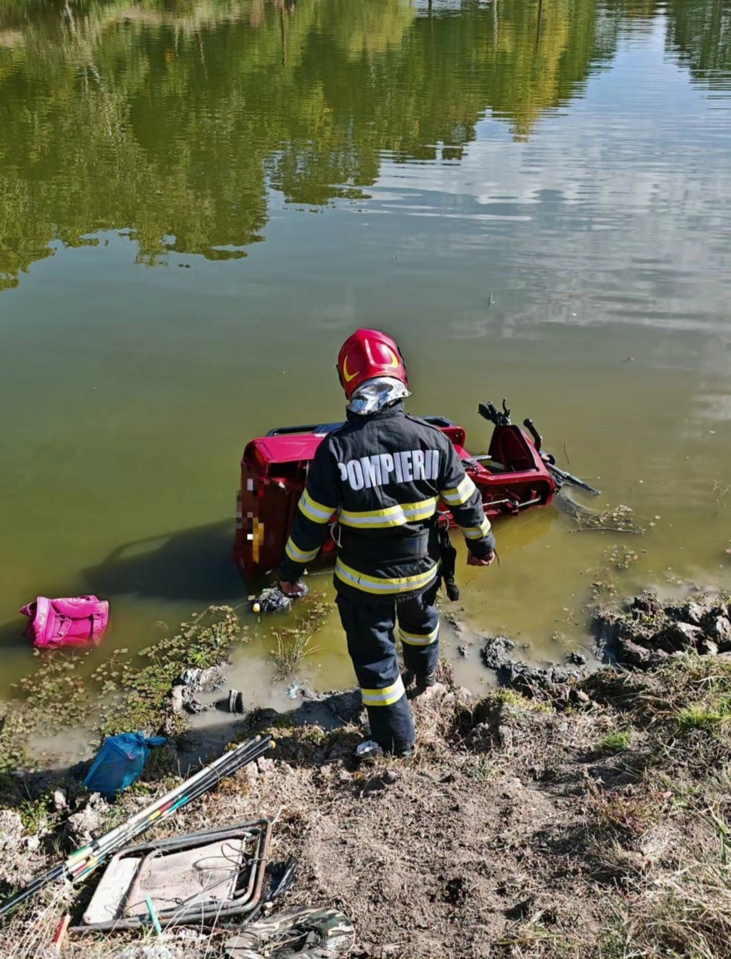 Accident neobișnuit în Giurgiu: Doi pensionari s-au răsturnat cu o tricicletă electrică într-un canal de irigații