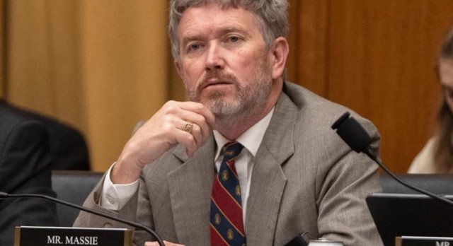 Thomas Massie solicită punerea sub acuzare a lui Pete Hegseth pentru acțiuni împotriva Iranului