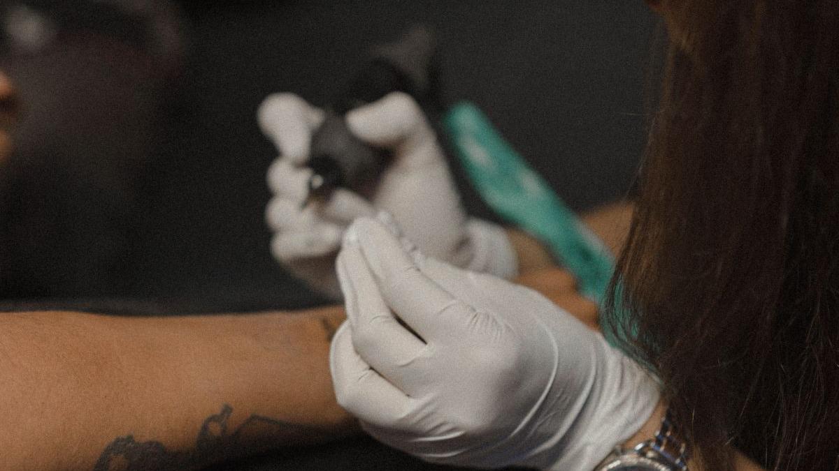 Ancheta pentru acte medicale ilegale într-un salon de tatuaje din Constanța: mărirea organelor sexuale cu acid hialuronic
