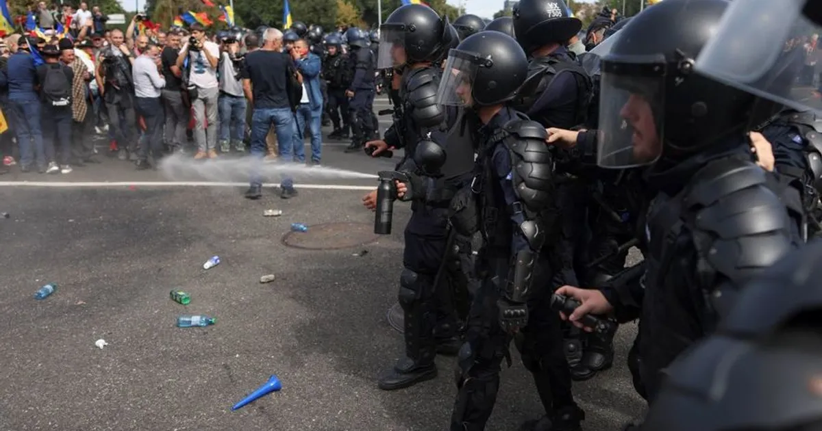 Jandarmeria a dus 47 de persoane la audieri după violențele din Piața Victoriei. Un bărbat a fost reținut