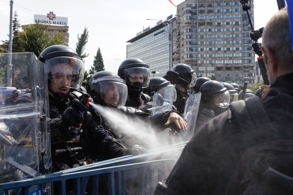 Violențe la protestul oierilor din Piața Victoriei: 47 de persoane conduse la poliție și 10 jandarmi răniți
