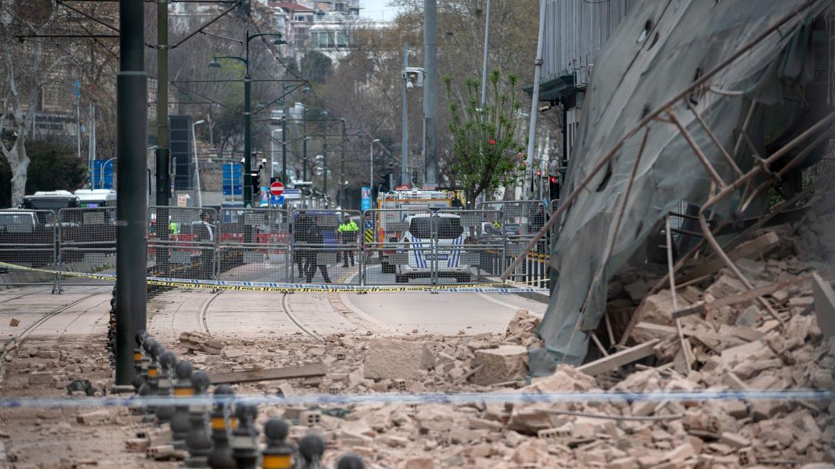 Tragedie în Istanbul: O clădire de șapte etaje s-a prăbușit parțial, persoane fiind prinse sub dărâmături