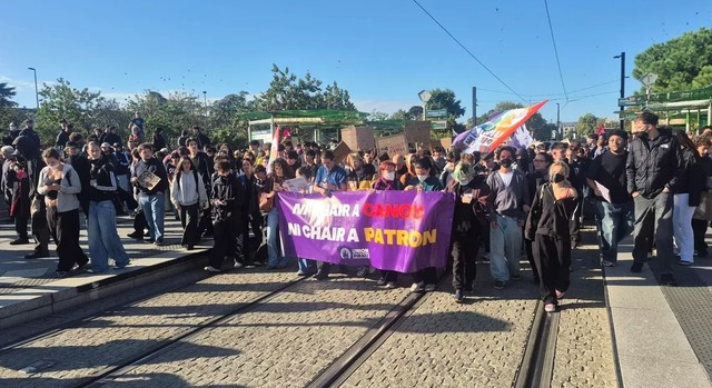 Nouă zi de proteste în Franța: Elevii blochează liceele din cauza deficitului de cadre și a degradării școlilor