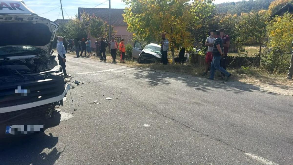 Accident grav în județul Vâlcea: un autoturism a pătruns pe contrasens și a izbit un microbuz