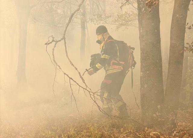 Avertisment de la IGSU: Riscul de propagare a incendiului din Parcul Național Domogled rămâne ridicat