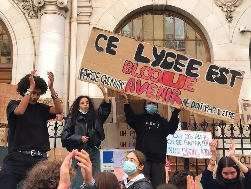 Proteste masive în Franța: Liceenii blochează școlile pentru a cere reforma sistemului de educație