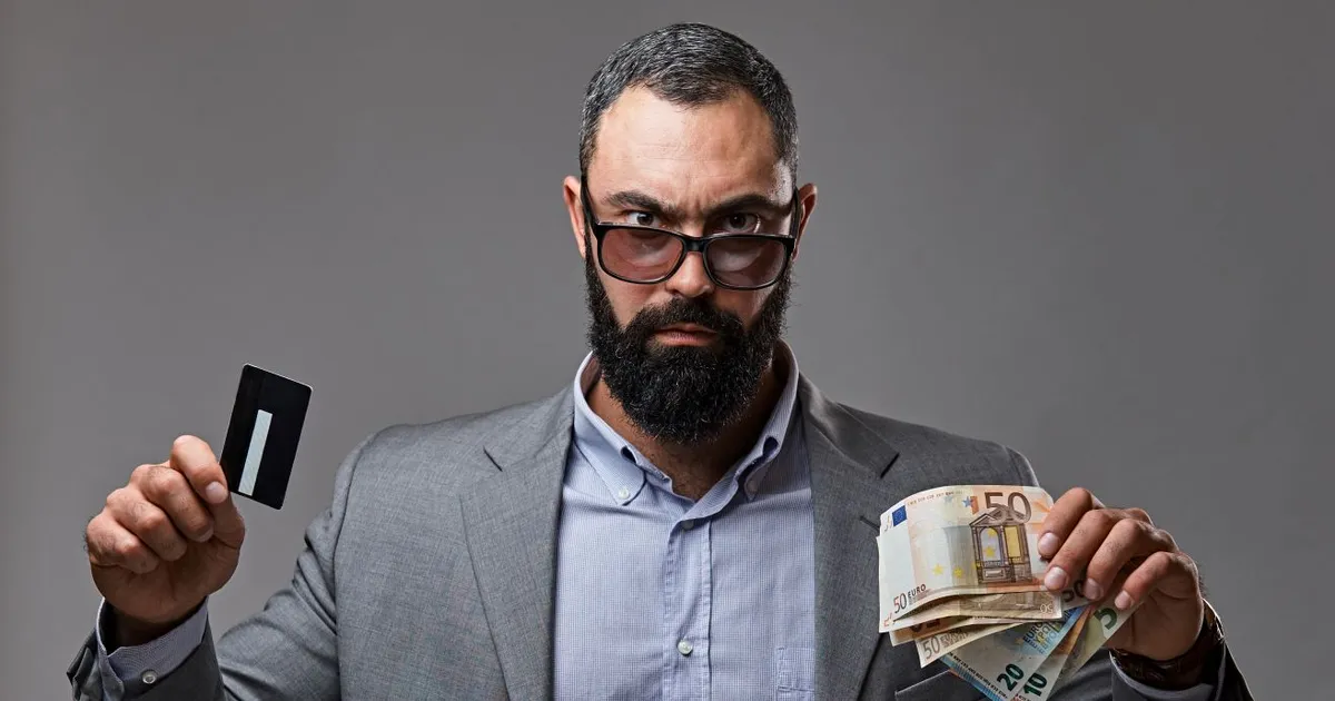 Un fost director de bancă din București este cercetat pentru furtul a 100.000 de euro din contul unui client