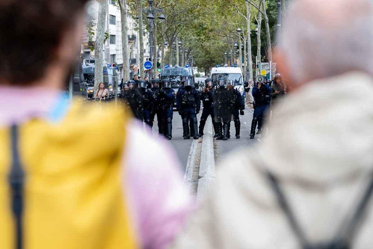 Clăstiri violente în Paris între poliție și mii de elevi care protestează pentru condițiile din școli
